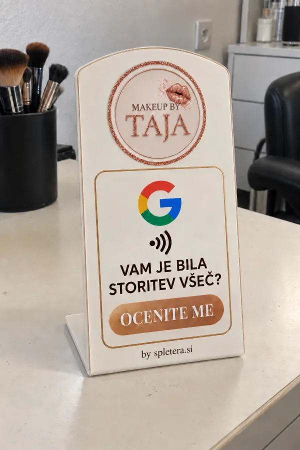 NFC stojalo Makeup by Taja na pultu ličilnega studia z napisom Vam je bila storitev všeč? Ocenite me