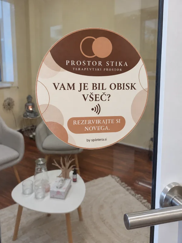 Okrogla NFC nalepka Prostor stika na steklenih vratih terapevtskega prostora z napisom Vam je bil obisk všeč? Rezervirajte si novega